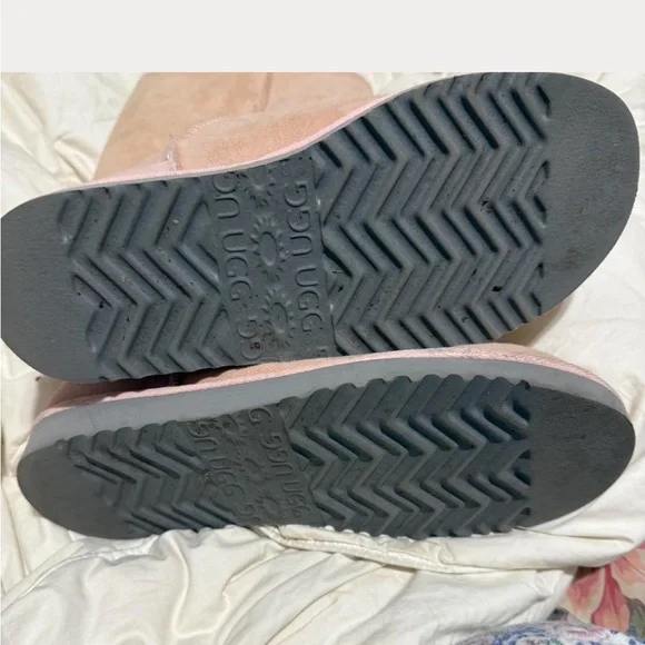 UGG pink boots near new  size 8w pink shearling lined 
UGG worn 1-2 times - Picture 5 of 8